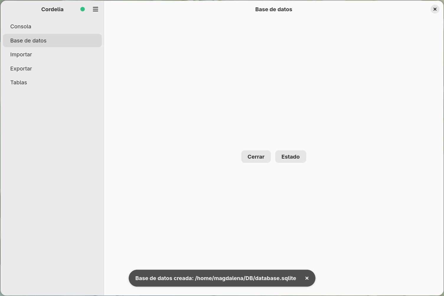 El panel Base de datos tras la creación, mostrando ahora un indicador verde de base de
        datos abierta junto al nombre de la aplicación, y los botones Cerrar/Estado en lugar de
        Crear/Abrir.