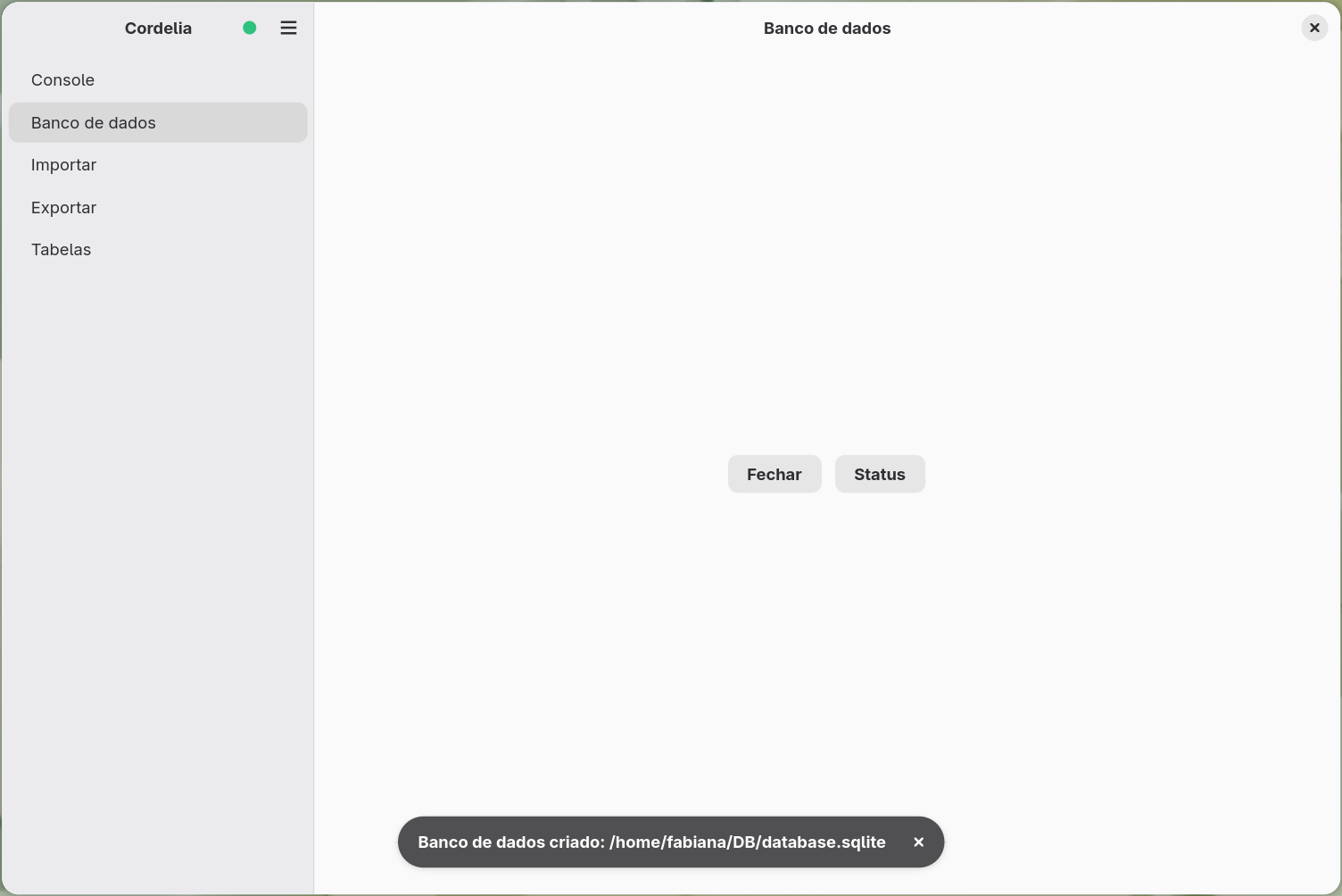 O painel Banco de dados após a criação, agora mostrando um indicador verde de banco de
        dados aberto ao lado do nome do aplicativo e os botões Fechar/Status no lugar de
        Criar/Abrir.